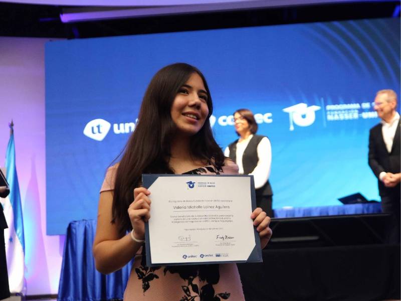 Becada con el certificado, marcando el inicio de su formación académica con el respaldo de UNITEC y Fundación Nasser.