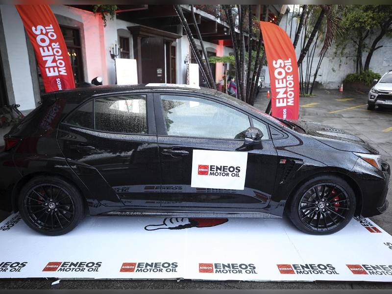 La alianza entre Grupo Flores y ENEOS simboliza el compromiso por la innovación y la excelencia en el sector automotriz hondureño.