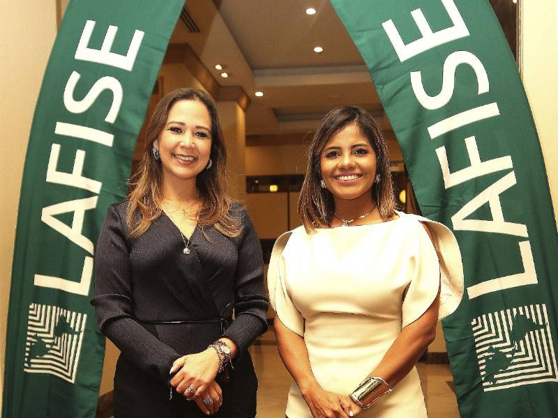 Tania Lozano, Gerente de Mercadeo y Publicidad de Banco LAFISE, destacó el compromiso de la institución de generar espacios que acerquen a sus clientes información estratégica, asesoría especializada y oportunidades de crecimiento patrimonial.