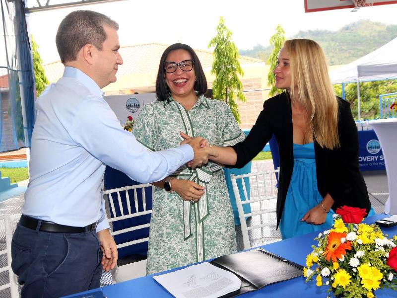 Didier Alpízar, presidente de la Junta Directiva de Discovery School; Dorota Zawistowska-Ford, Head of Enterprise para América Latina de Coursera; y Gloria Palacios, directora de Discovery School, celebraron la histórica alianza que posiciona a la institución como pionera en educación innovadora en la región.