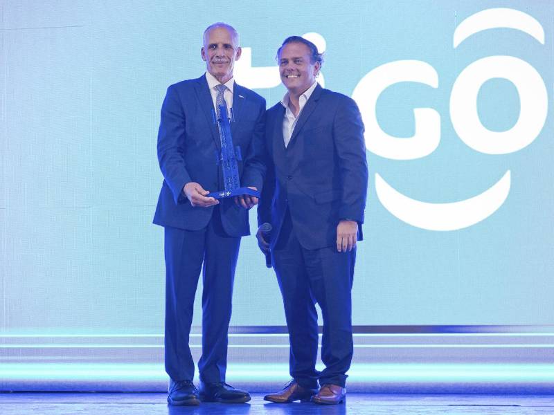 El presidente de la República, Nasry Asfura, recibió un reconocimiento por su respaldo al desarrollo de la infraestructura tecnológica y la conectividad en el país, en el marco de la conmemoración de los 30 años de operaciones de Tigo en Honduras.