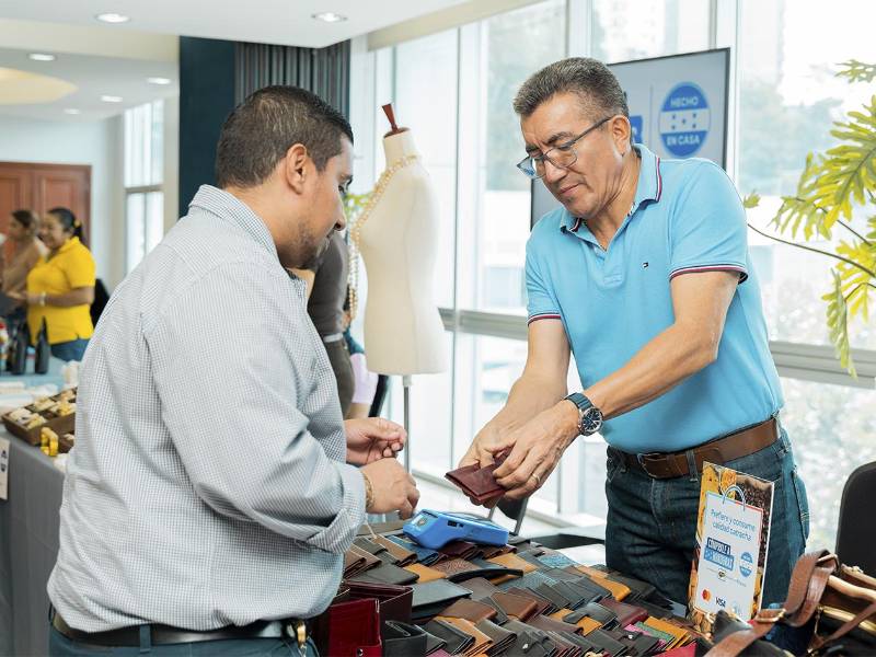 Emprendedores y asistentes participaron en la primera feria que promueve el talento y la producción nacional en Honduras.