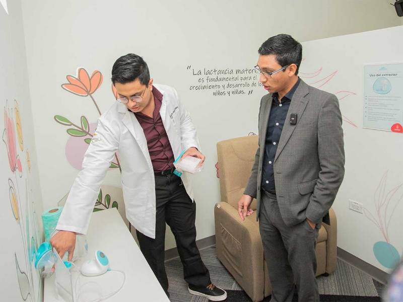 El ejecutivo de Aduanas de Honduras, Fausto Cálix recorrió una de las salas de lactancia, destacando el compromiso institucional con los derechos de las madres trabajadoras.