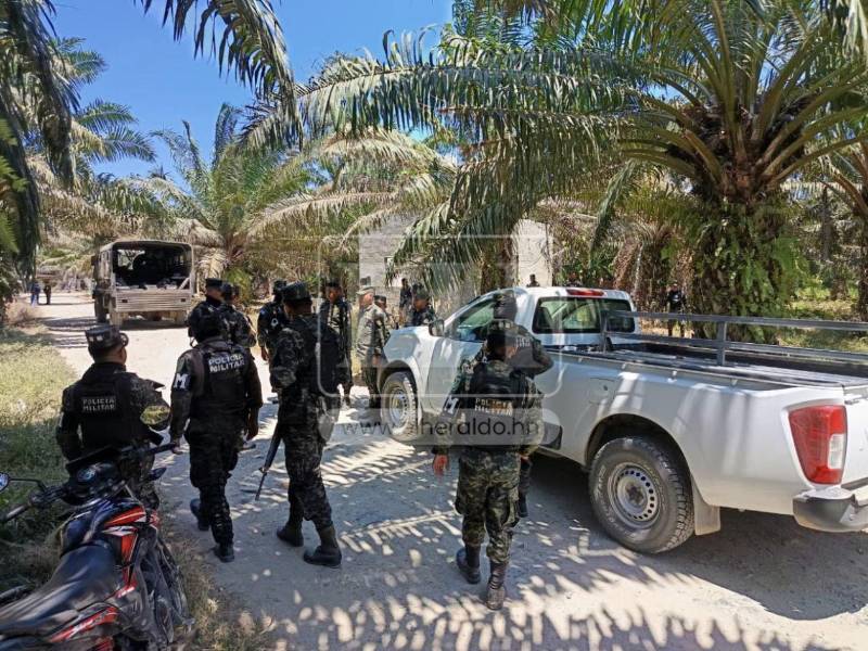 Imagen de un operativo de la Policía Militar en una finca donde se registró la masacre en la aldea Rigores, en Trujillo, Colon.