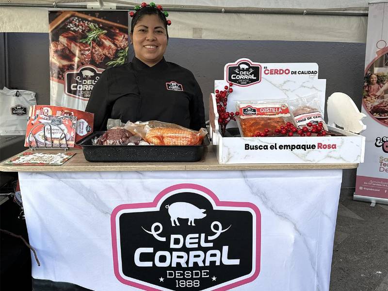 Clientes y representantes de Del Corral compartieron un ambiente festivo durante la degustación navideña en Tienda Selectos.