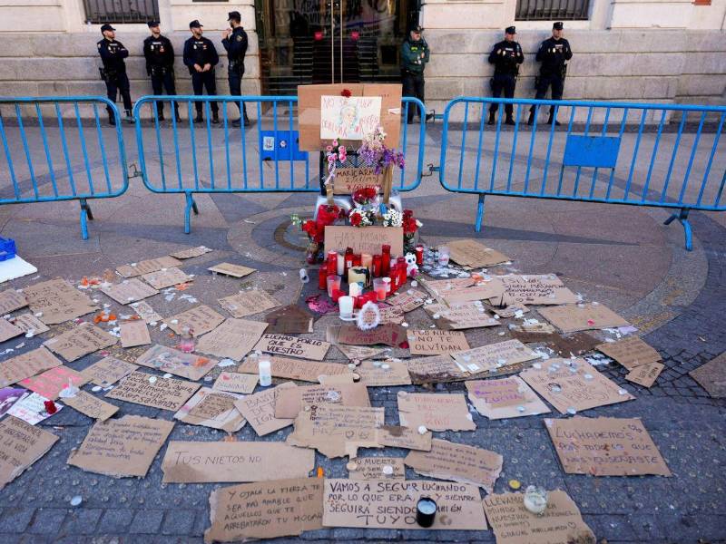 Velas y flores en la Puerta del Sol, Madrid, en recuerdo de Maricarmen. La sociedad española se llenó de pena, rabia e indignación durante la madrugada de este jueves, tras conocerse horas antes su muerte.