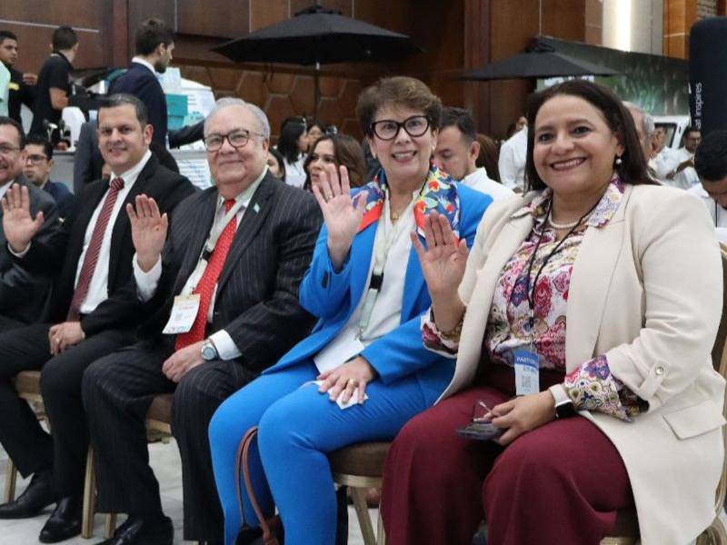 De derecha a izquierda Laura Suazo, ministra de la SAG; Vanusia Nogeira, directora ejecutiva OIC; Iván Romero, representante de Honduras ante la OIC y Carlos Murillo, subsecretario de Caficultura, SAG.