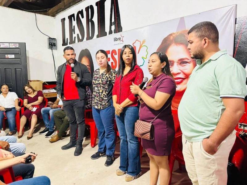 Mario Moncada, el último a la izquierda con micrófono, aspiraba al cargo de vicealcalde con Libre, pero también resultó derrotado.