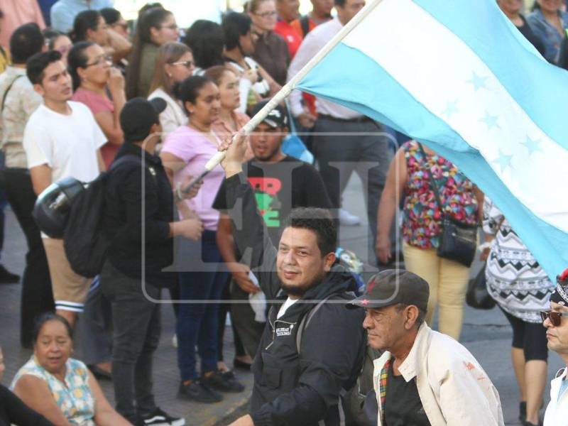 La cámara de EL HERALDO captó que uno de los sospechosos, de camisa negra (al centro), participó de las protestas de los colectivos de Libre.