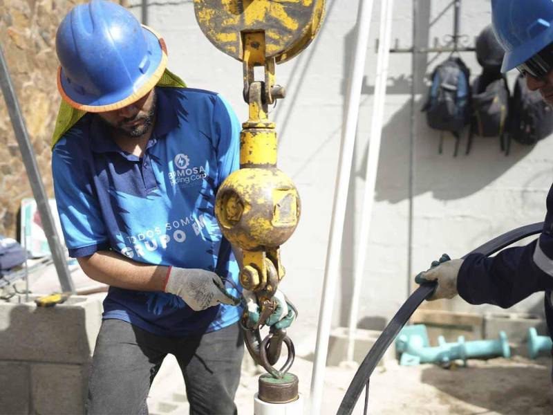 Cuadrillas trabajan en bombas, motores, tuberías y sistemas de succión de los pozos.