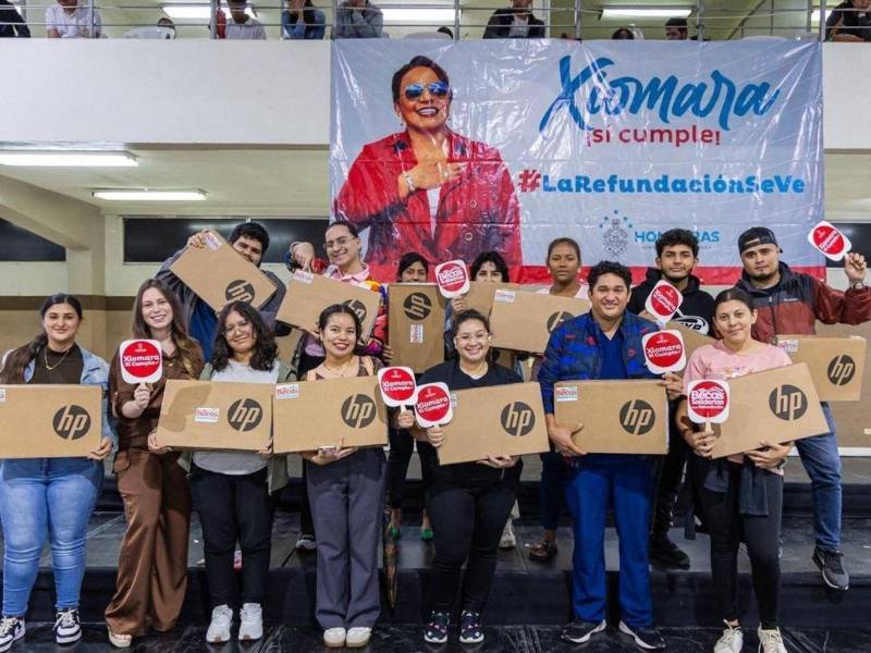 Estudiantes universitarios reciben Becas Solidarias y kits académicos en la ciudad de San Pedro Sula.
