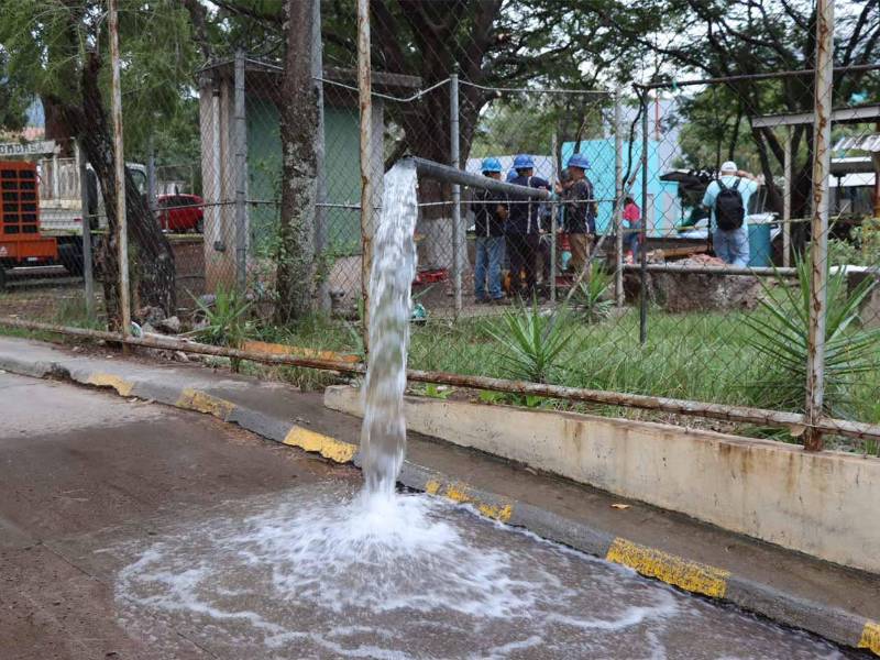 El pozo ubicado a la par del hospital San Felipe está en su proceso de limpieza, para suplir de agua la zona.