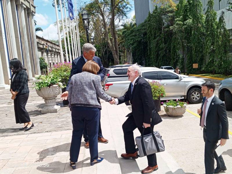 Hardy participa en el encuentro junto con representantes de la embajada estadounidense en Honduras.