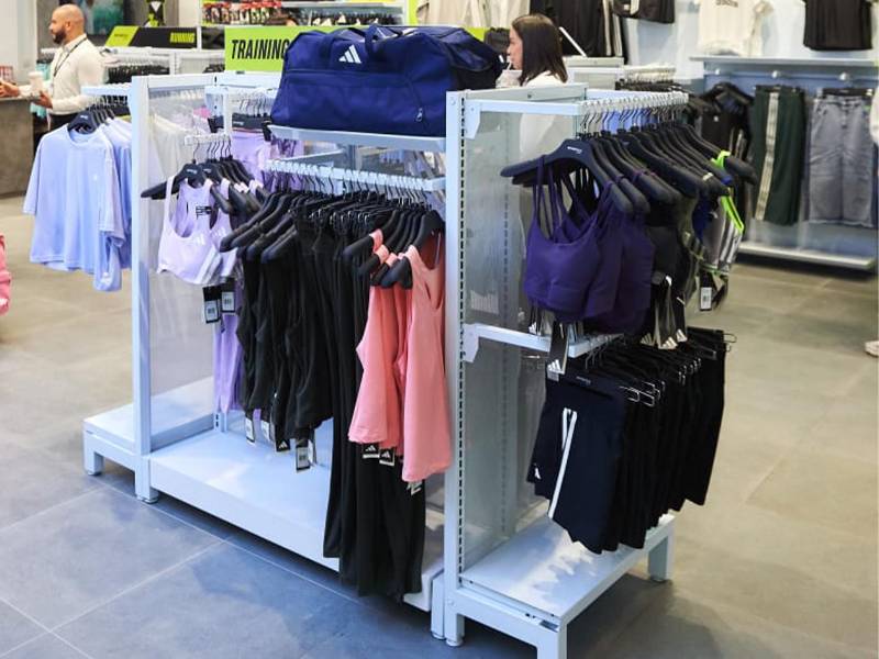 La tienda ofrece una amplia selección de ropa, calzado y tecnología deportiva de las mejores marcas, listas para potenciar el rendimiento de cada atleta.