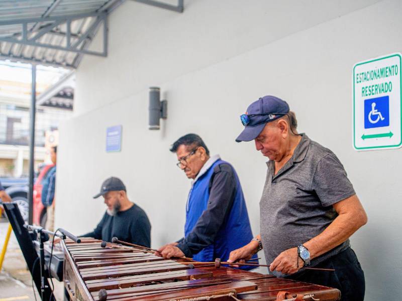 Al ritmo de las marimbas, los pacientes y colaboradores celebraron el aniversario de Laboratorio Bueso Arias.