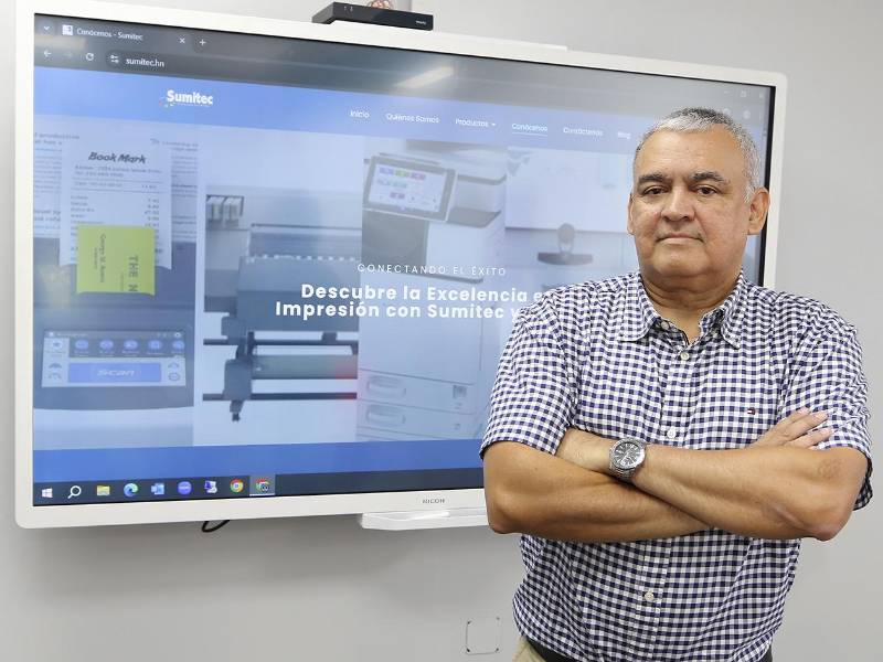 El ingeniero Julio Varela detalló los beneficios de la tecnología SD-WAN de Tigo Business, destacando la reducción de costos operativos y la optimización del trabajo del departamento de TI.