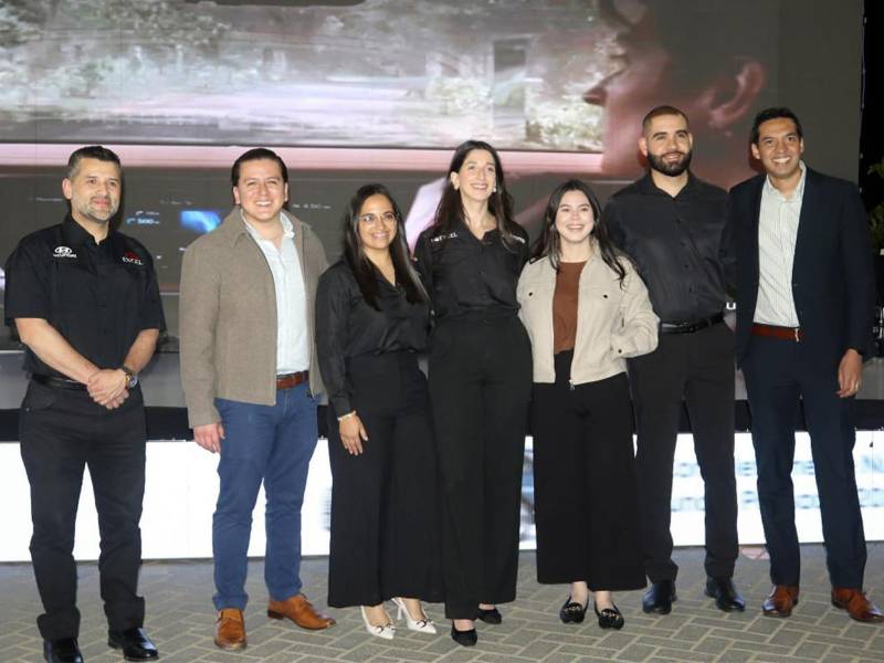 Ejecutivos de Excel y Hyundai presentan la nueva Palisade HEV 2027 en Honduras, resaltando su innovación, confort y tecnología de vanguardia.