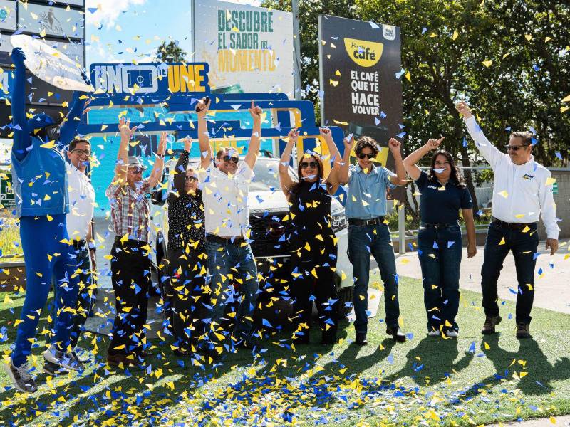 Representantes de UNO Honduras acompañaron la entrega del vehículo, con la que la marca concluyó una de sus campañas promocionales más exitosas.