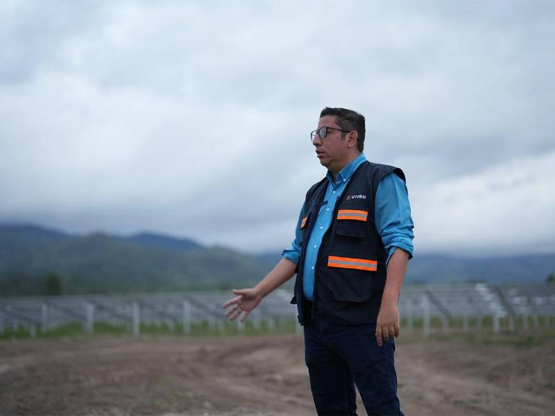 Erick Tejada, ministro de Energía, por instrucciones del gobierno central supervisó recientemente el avance del parque solar fotovoltaico de 50 megavatios (MW).