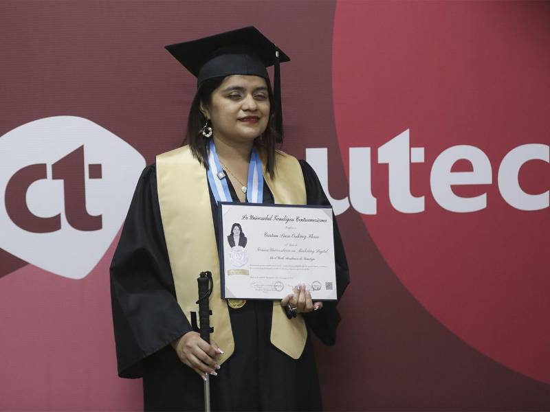 Cristian Lucía Ordóñez Flores celebra su graduación como Técnica Universitaria en Marketing Digital, demostrando que no hay límites para alcanzar los sueños.