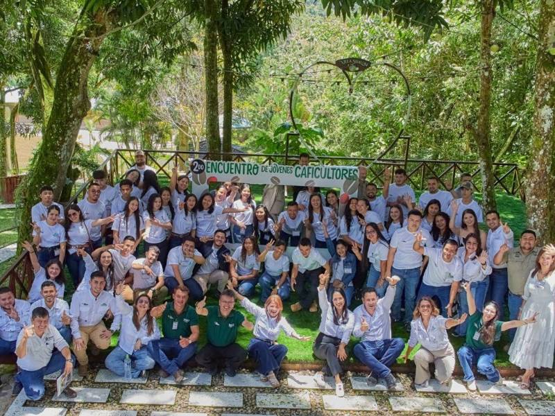 Jóvenes hondureños participan en programas de formación impulsados por Nestlé, adquiriendo conocimientos y herramientas para fortalecer sus competencias profesionales.