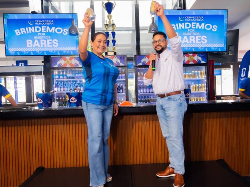 Dueños de bares y restaurantes fueron homenajeados por su importante papel como generadores de empleo y promotores de espacios de convivencia que fortalecen las comunidades hondureñas.