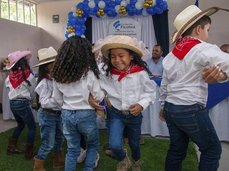 Niños y niñas de la comunidad celebran la apertura de un nuevo espacio que fortalecerá su proceso de aprendizaje y desarrollo integral