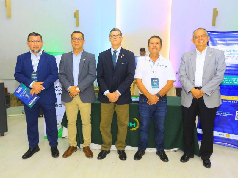 Representantes de UTH y el CIMEQH durante la firma del convenio de cooperación que beneficiará a los ingenieros hondureños.