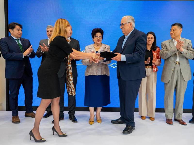 El reconocimiento honorífico simboliza la gratitud del Banco hacia la visión transformadora de don Federico.