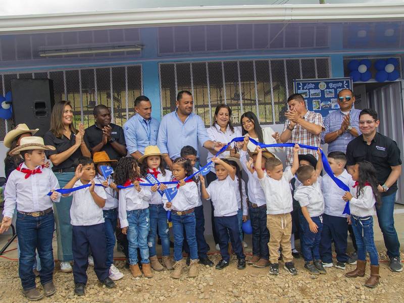 Autoridades de Fundación Ficohsa y líderes comunitarios participaron en la inauguración del Centro Educativo #148 en la aldea de Conquire, San Esteban, Olancho.