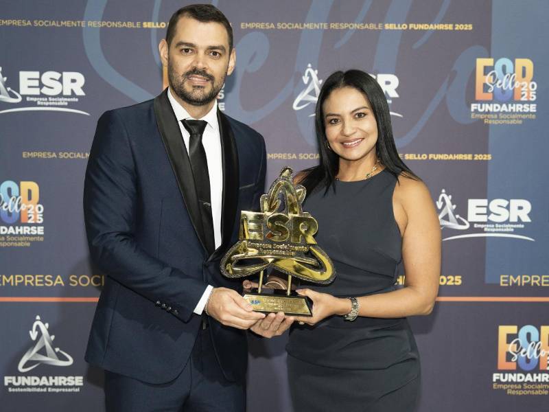 Heydi Luna, Directora de Asuntos Legales y Corporativos y Jorge Ordóñez de Tigo Honduras, durante la entrega del galardón.