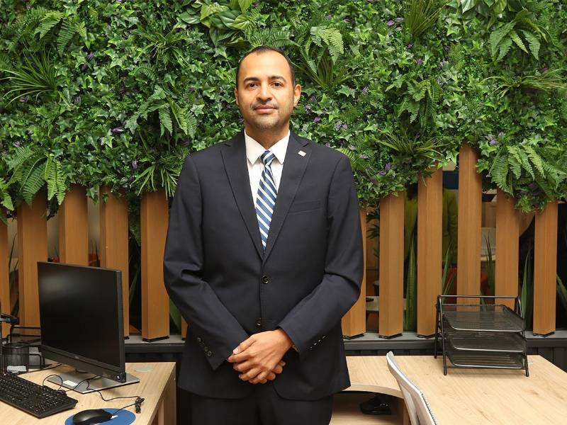 Dennis Trochez, gerente de Negocios de Finsol, explicó que la institución se caracteriza por adaptarse a las necesidades de los microempresarios, brindando atención personalizada y soluciones financieras ágiles.