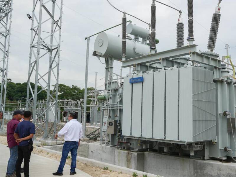 Parte de los técnicos y equipo de la ENEE supervisando la subestación que producirá energía para el sector de Choloma, Cortés.
