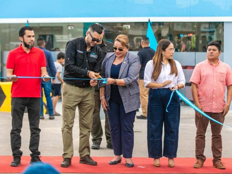 La presidenta Xiomara Castro y el director del INM inauguran oficialmente las renovadas instalaciones de El Amatillo cortando la cinta.