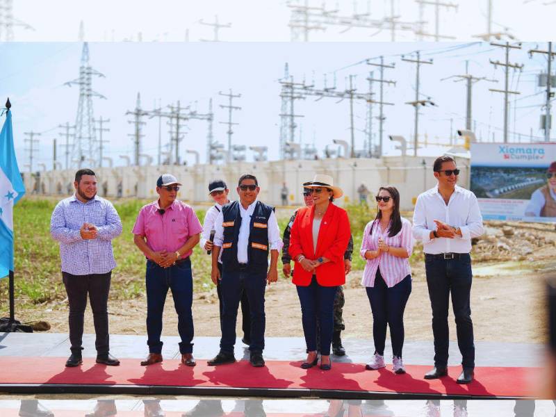 Xiomara Castro, presidenta de Honduras, junto a Erick Tejada, ministro de la Enee durante los actos de inauguración del la ampliación de la subestación.