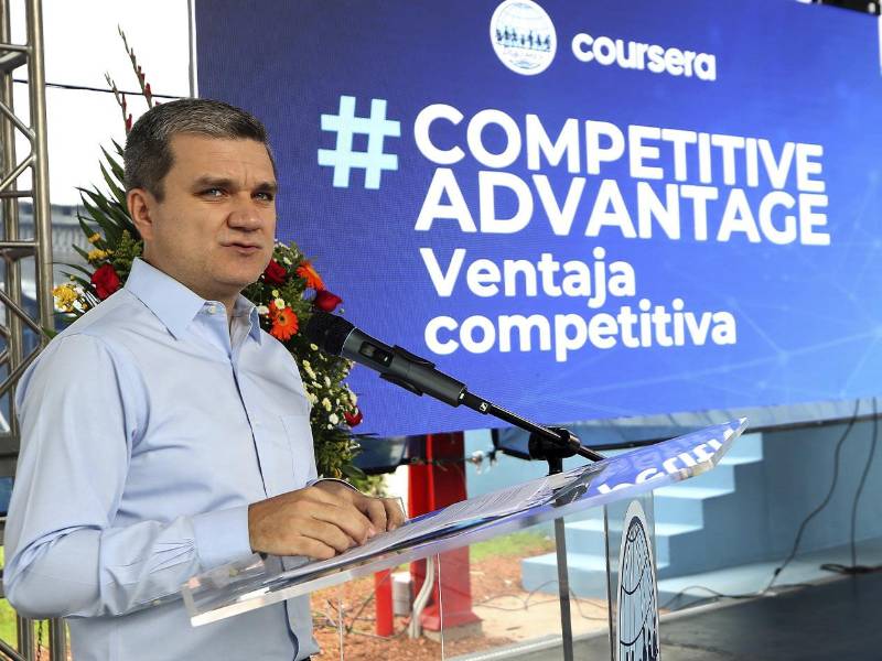 Didier Alpízar, presidente de la Junta Directiva de Discovery School, destacó que esta alianza responde a la visión institucional de liderar los procesos de cambio y evolución educativa en la región.
