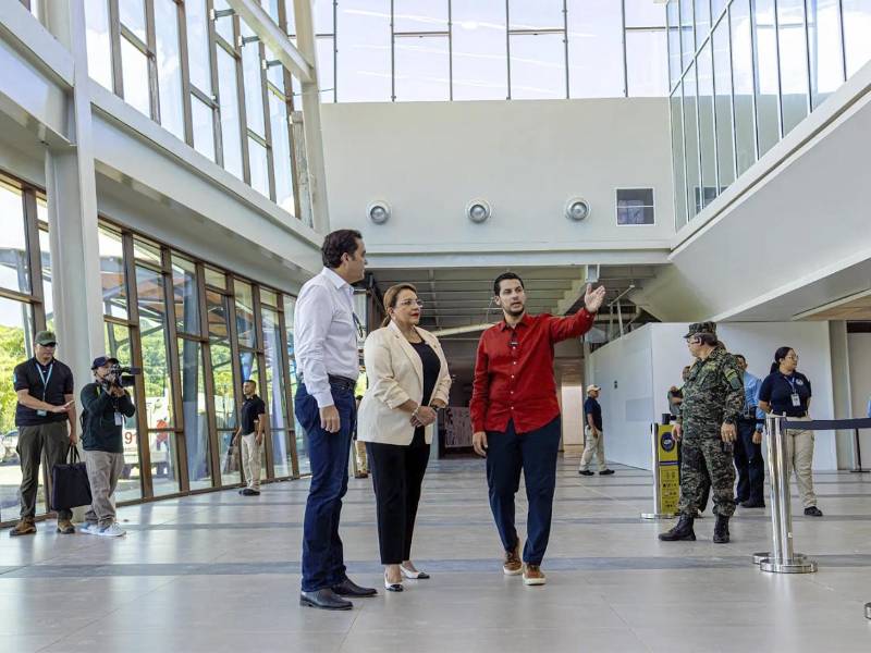 La Presidenta Iris Xiomara Castro supervisa las nuevas instalaciones del Aeropuerto Juan Manuel Gálvez, ahora más amplio y moderno.