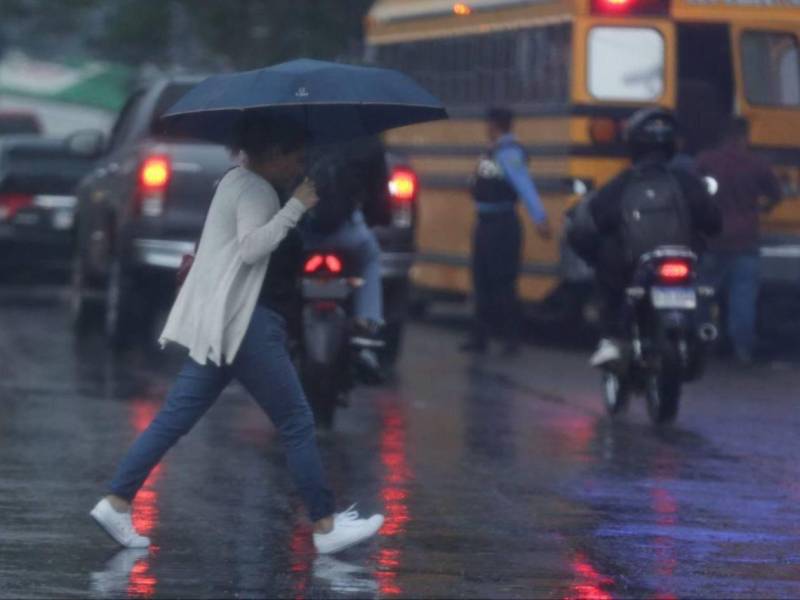 Las calles de la capital se inundaron este miércoles debido a las lluvias provocadas por el paso de una onda tropical.