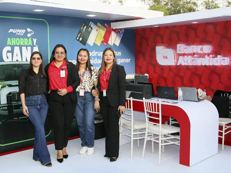 Colaboradores de Banco Atlántida destacaron la alianza estratégica con Puma Energy, que permitirá a los clientes de la institución financiera cuadruplicar sus oportunidades de participar por ocho vehículos KIA al realizar sus pagos mediante la aplicación Puma Pris con tarjetas de crédito o débito Atlántida.