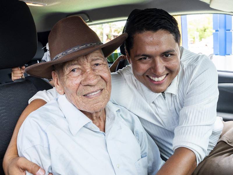 Dany Josué Núñez Suazo, disfrutando de su vehículo nuevo junto a su familia, Estaciones de Servicio UNO y Tiendas Pronto invitan a todos los hondureños a descargar UNO Plus y seguir participando.