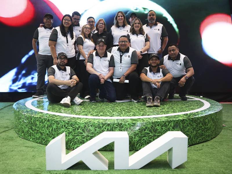 Ejecutivos y colaboradores de Corporación Jaar durante el lanzamiento oficial de la promoción “Tu Kia te lleva a la Copa Mundial de la FIFA 2026™”.