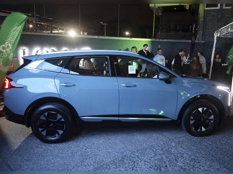 La Kia Sportage Híbrida, un SUV icónico de quinta generación, combina potencia, eficiencia y diseño innovador en cada detalle.