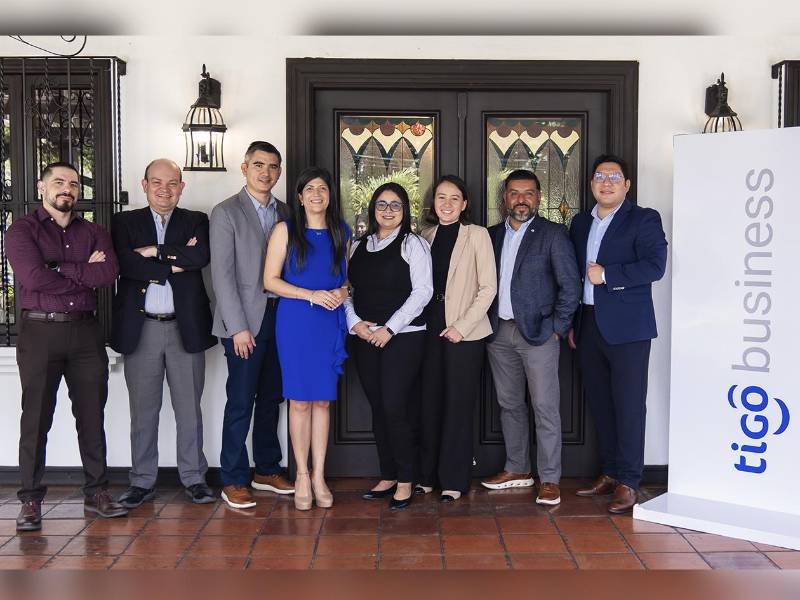 Ejecutivos de Tigo Business durante la jornada especializada sobre ciberseguridad en la nube y arquitecturas Zero Trust para entornos empresariales.