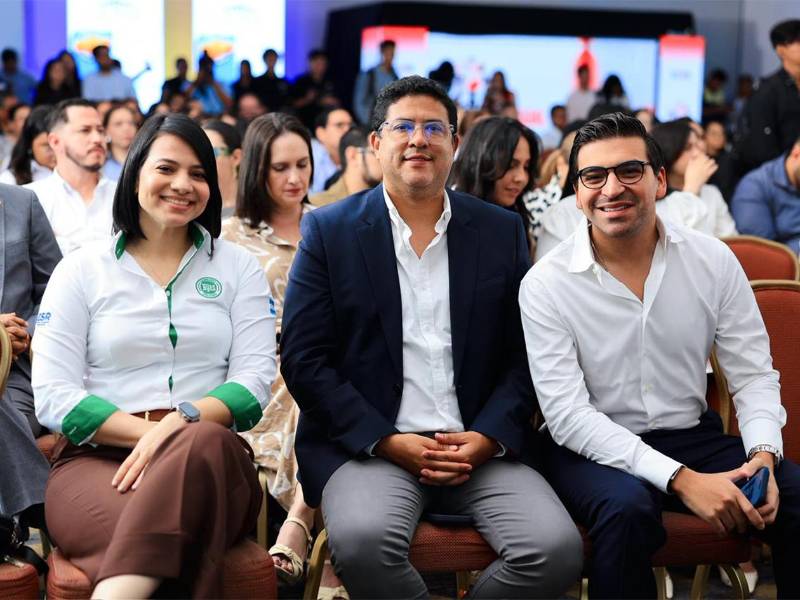 El equipo de Cenosa celebra un nuevo logro que consolida el posicionamiento de Cementos Bijao en el país.