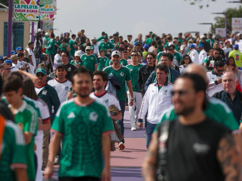 Aficionados animan previo a la inauguración del Mundial, que se realizó en el estadio de Ciudad de México.
