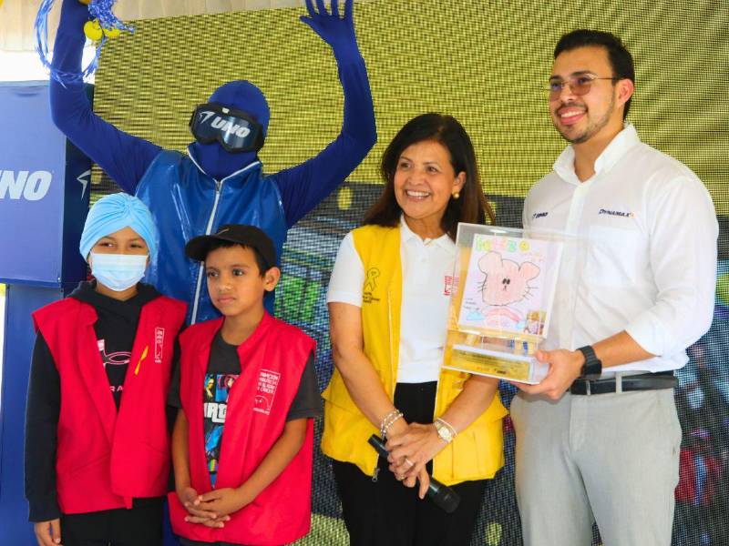 Eduardo Idiáquez, coordinador de Marca UNO, recibió un cuadro pintado por los niños de la Fundación Hondureña para el Niño con Cáncer.