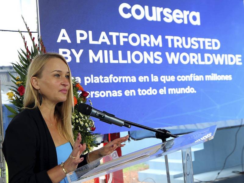 Dorota Zawistowska-Ford, Head of Enterprise para América Latina de Coursera, reconoció la visión de Discovery School y resaltó la importancia de preparar a los estudiantes para un aprendizaje continuo.