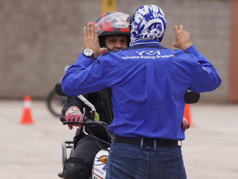 Los participantes de la Escuela de Manejo Yamaha realizan ejercicios que simulan situaciones reales de las vías públicas, fortaleciendo especialmente sus capacidades de frenado y anticipación ante posibles riesgos