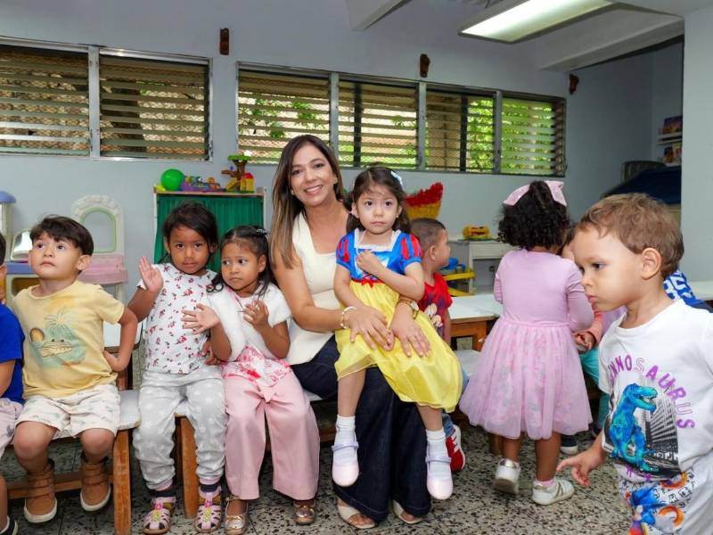 Leonor Osorio, directora de Desarrollo Humano de la Alcaldía Municipal, compartiendo con los niños.
