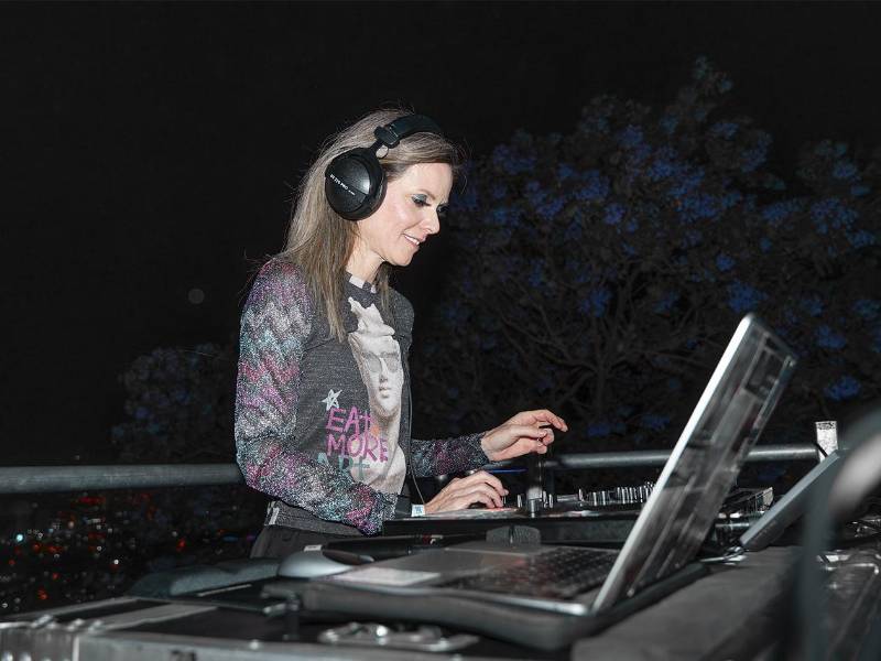 La DJ encendió el ambiente con una mezcla vibrante que hizo bailar y conectar a todos los asistentes.